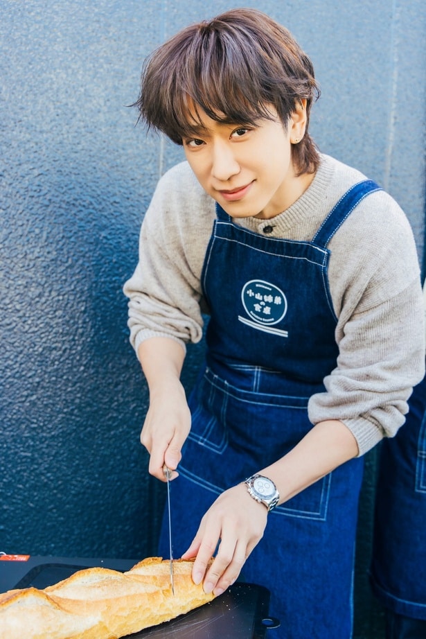 パンのカットを任される小山さん