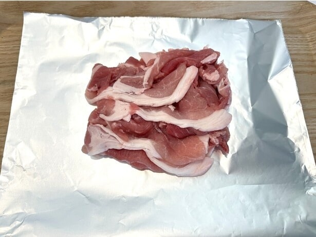 アルミホイルを敷き、中心に肉を置きます（▶次へ）