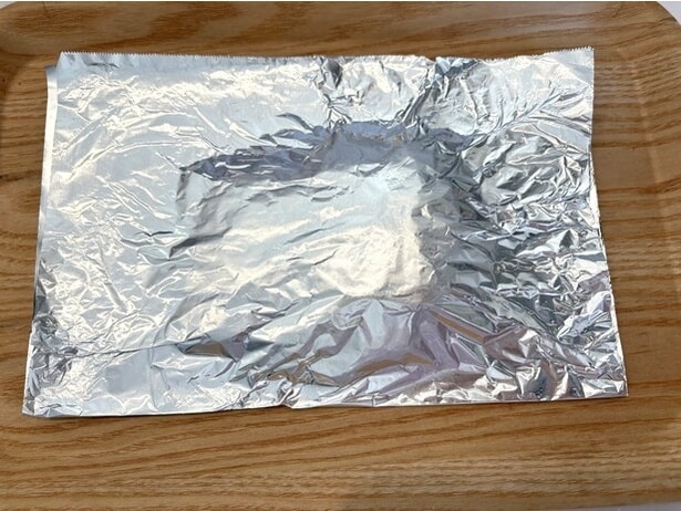 空気を抜いてピタっと折りたたんだら…（▶次へ）