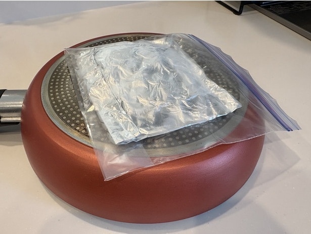 フライパンを裏返して…（▶次へ）