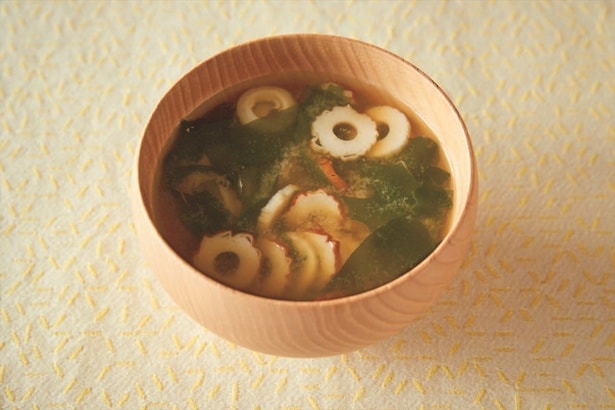 さっと煮るだけでOKの超簡単汁もの「ちくわとわかめのみそ汁」