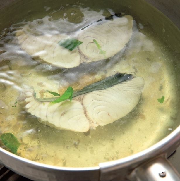 ぐらぐら沸騰させるとさわらがかたくなるので、湯の表面がゆらゆらした状態を保つようにゆでて。