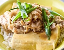 しょうゆとオイスターソースでコク満点！10分以内で作れる「肉豆腐丼」