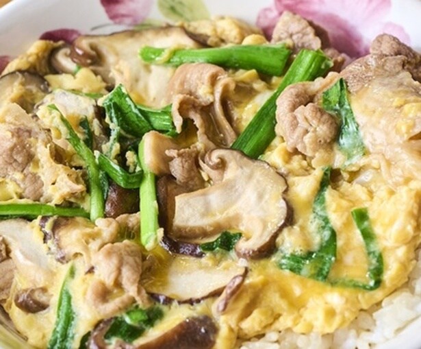 「豚こまの卵とじ丼」