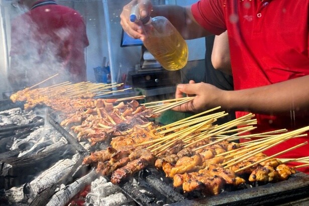 濃厚で甘辛いピーナッツソースが絶品「サテー」