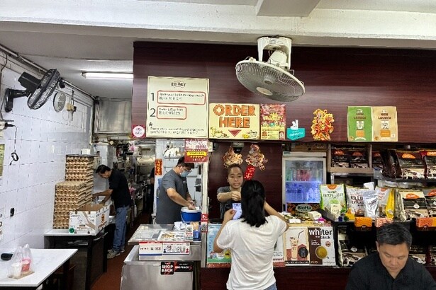 キリニー・ロードにある第1号店は、炭火でパンを焼いている