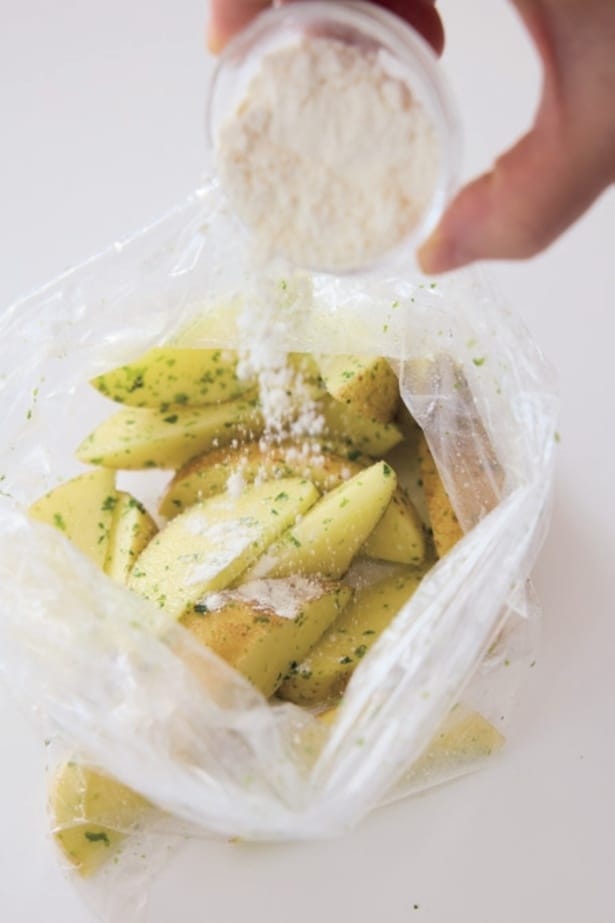 青のりを先にまぶしてから小麦粉をまぶす。こうすると小麦粉でコーティングされ、青のりが焦げて黒くならない。