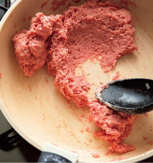 手順1　フライパンの中で肉だねをよく混ぜる