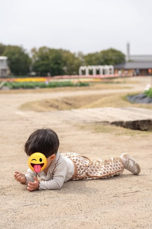 イヤイヤした後の砂遊び▶あんなに泣いていたのにもう楽しそう（⇒次へ）