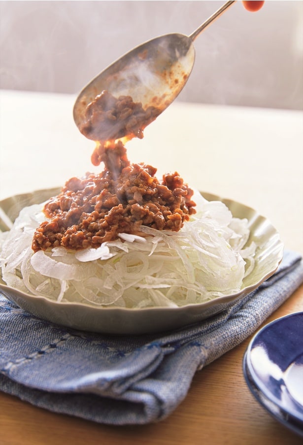 シャキシャキの新玉ねぎにあつあつピリ辛あんをたっぷりかけて！「新玉ねぎの麻婆あんかけ」