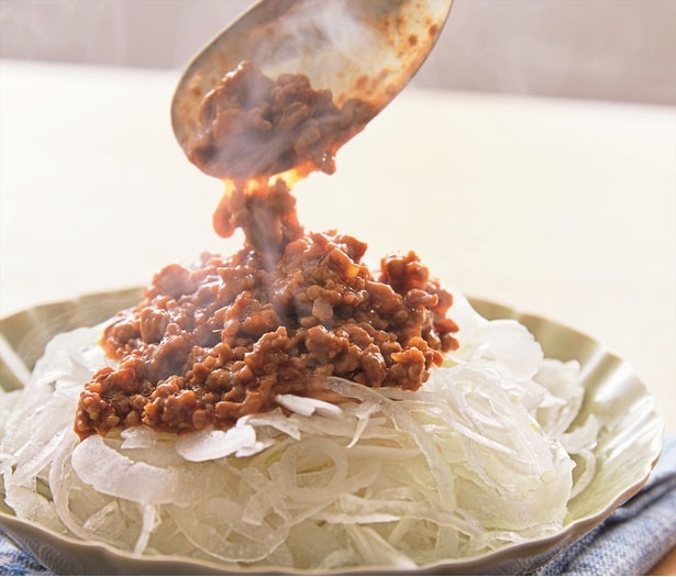 新玉ねぎの甘みが最高！旬を味わう時短おかず「和風スープ煮」＆「麻婆あんかけ」