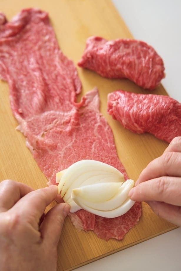 玉ねぎは2切れの切り口が向かい合うように重ね、牛肉でしっかりと包む。こうすると、火の通りが均一になる。