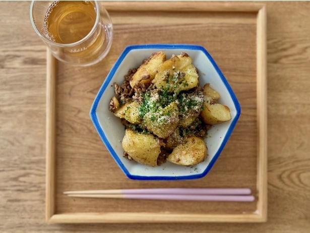 【包丁、まな板いらず！】新じゃがの“カリホク”食感がたまらない！「手割りポテトのカレー炒め」