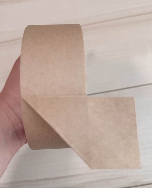 クラフトテープの粘着面を内側にして折る（▶次へ）