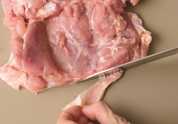 とり肉は、余分な脂肪を取ってカロリーダウン。気になる人は皮もはずせばさらにカットできる