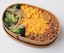見た目も嬉しい！彩り◎のお弁当「とりみそそぼろの2段ご飯弁当」