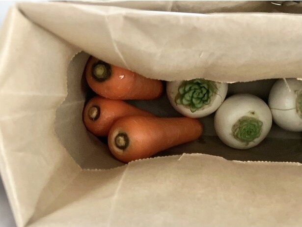 紙袋が冷気や湿気から野菜を守ってくれる！