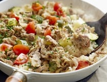 華やかな見た目で気分が上がる！おもてなしにも◎「豚こまのパエリャ」