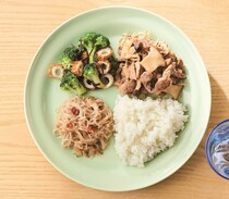 「まる式ダイエット」なら”1：1：2”で盛りつけるだけでOK！「豚肉ときのこのさっぱり炒めプレート」