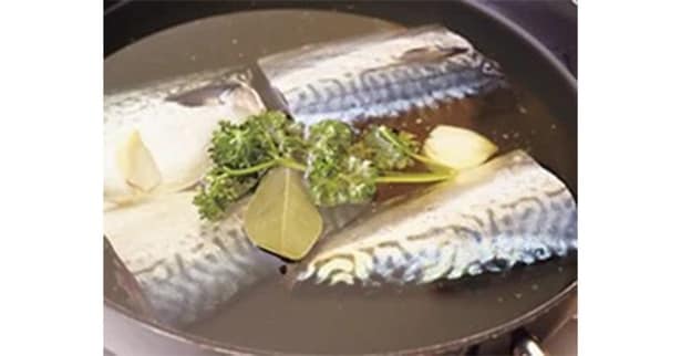 さばのコンフィの工程1