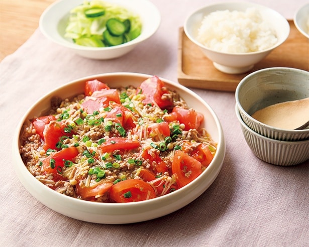 「燃焼系トマト麻婆」。副菜にも野菜をたっぷり使って。