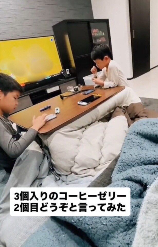 ママが残ったゼリーを「あげるよ」と言ってみた▶喜ぶと思いきや…（⇒次へ）