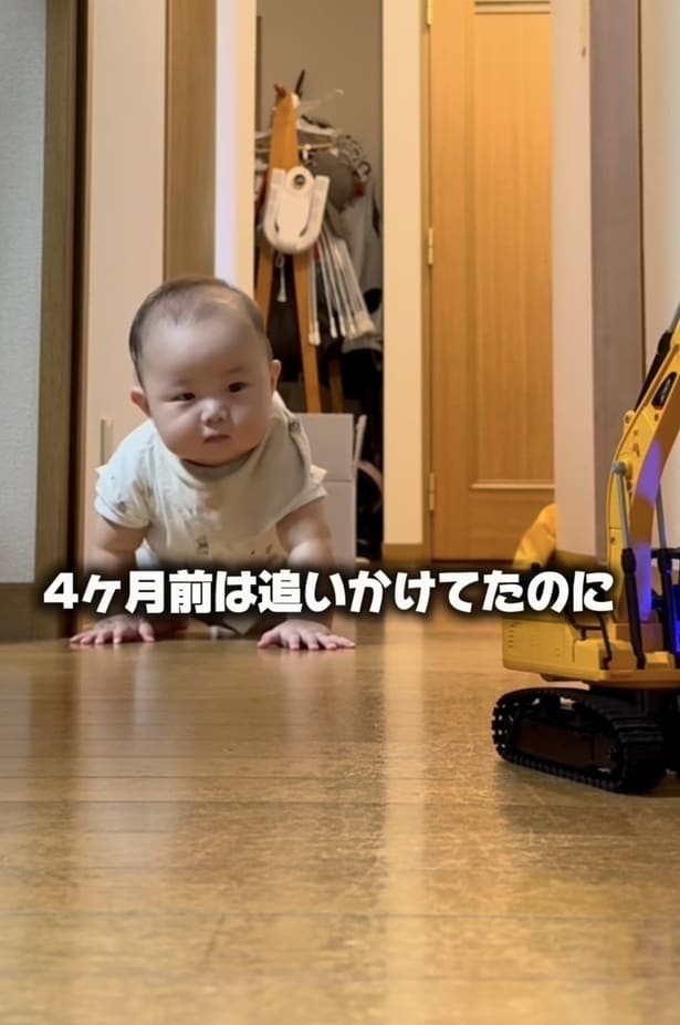 ハイハイでラジコンを追いかける（⇒次へ）