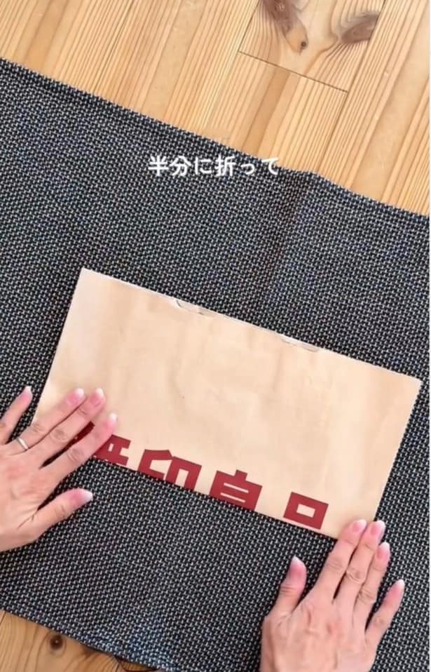 たまりがちな紙袋▶半分に折って…（⇒次へ）