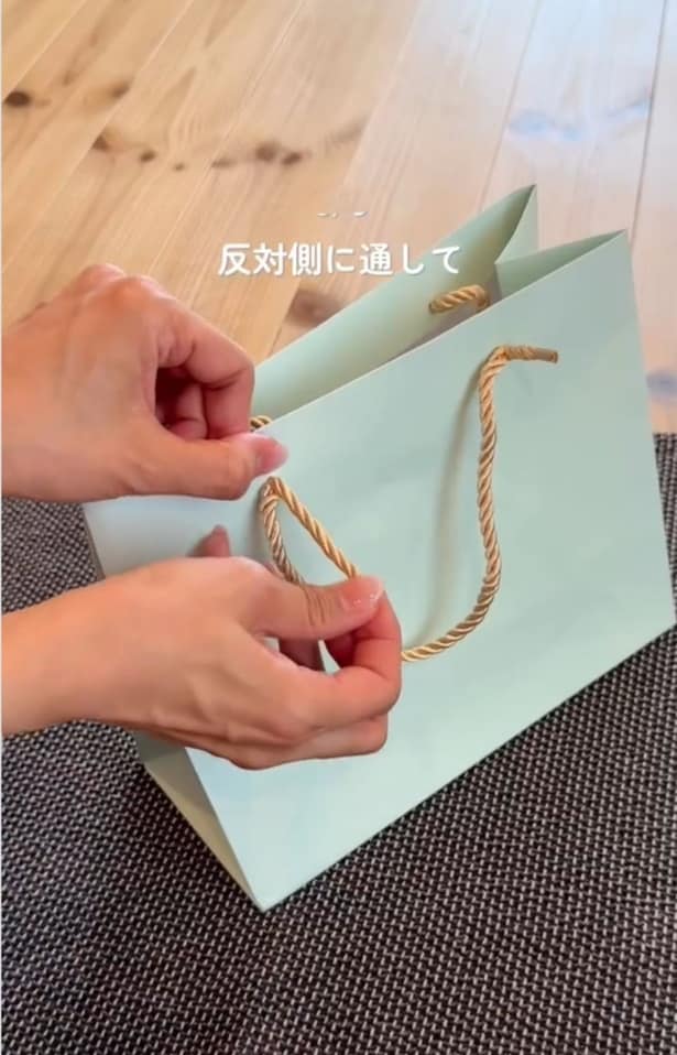 紐をほどき、反対側に通す▶そのまま…（⇒次へ）
