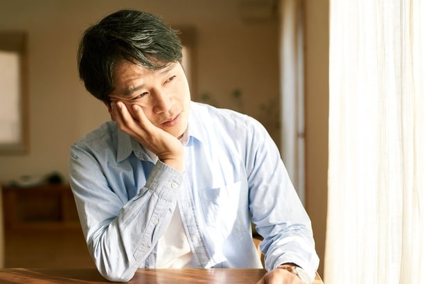 出世レースに完敗して同期が上司に。25年間も会社にしがみついた私の「惨めな末路」【精神科医Tomyさんにお悩み相談】