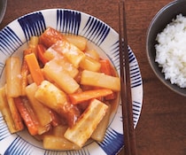 もう副菜なんて言わせない！冷蔵庫のちくわがごちそうに変わる「大根とちくわの甘酢炒め」
