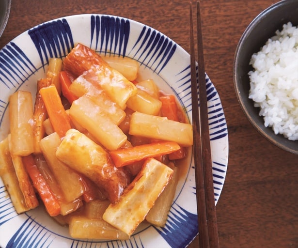 もう副菜なんて言わせない！冷蔵庫のちくわがごちそうに変わる「大根とちくわの甘酢炒め」
