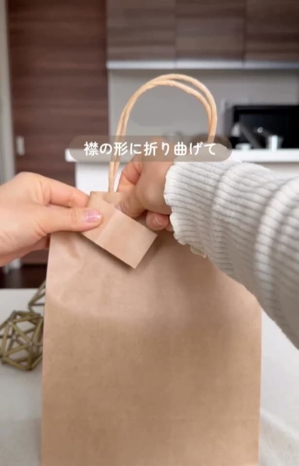襟の形に折り曲げる▶切り込みの下部分を引き出し…（⇒次へ）