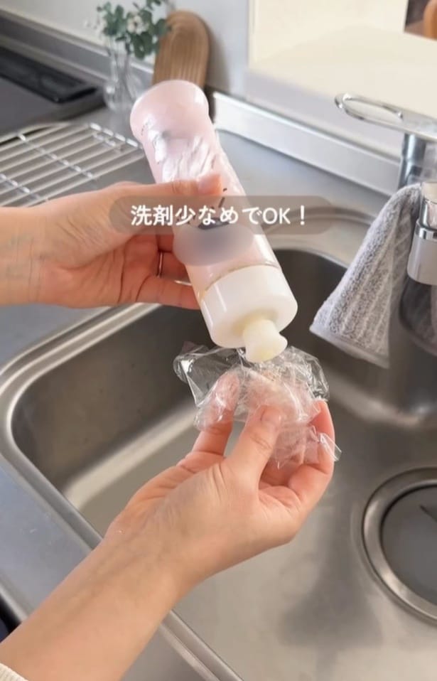 小さく丸めて洗剤をつける▶スポンジ代わりに…（⇒次へ）