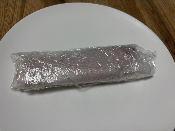 クッキングシートの上からさらにラップを巻く（▶次へ）