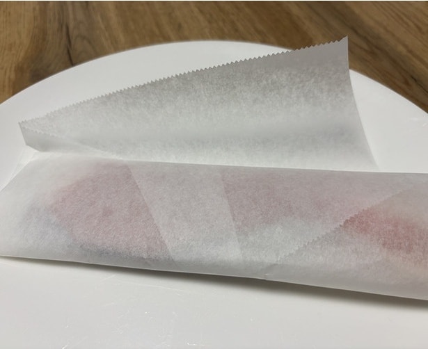 余ったクッキングシートは切り身にしっかり巻き付ける（▶次へ）