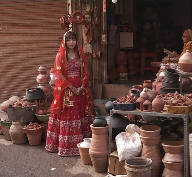 インドの街中で花嫁衣裳を着て記念撮影。