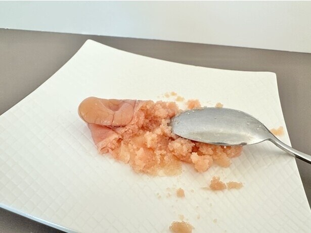 たらこの薄皮をはごうとすると、粒が広がって大惨事（▶手やまな板を汚さない方法とは…）