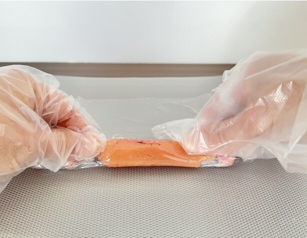 ラップをたらこに密着させるように、きつめに巻いて…（▶次へ）