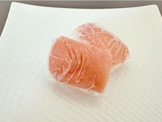 凍ったたらこを取り出し、ラップを外します（▶次へ）