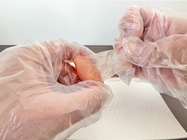 薄皮を手ではがしましょう（▶結果は…？）