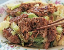 春キャベツを堪能する変化球レシピ「クリーミーチーズ鍋」と「でかそぼろ回鍋肉」