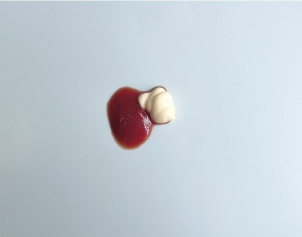 テーブルにこぼれたマヨネーズやケチャップ（▶次へ）