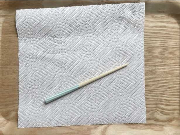 用意するのはキッチンペーパーと箸（▶手順は次へ）