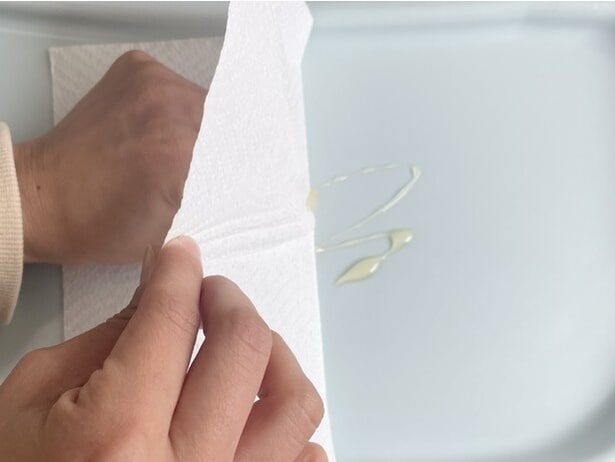 液体のオリゴ糖は拭き取れたけれどベタつきが残る（▶応用編もチェック）