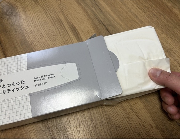 箱の両サイドを開けて、中身を丁寧に取り出す（▶次へ）