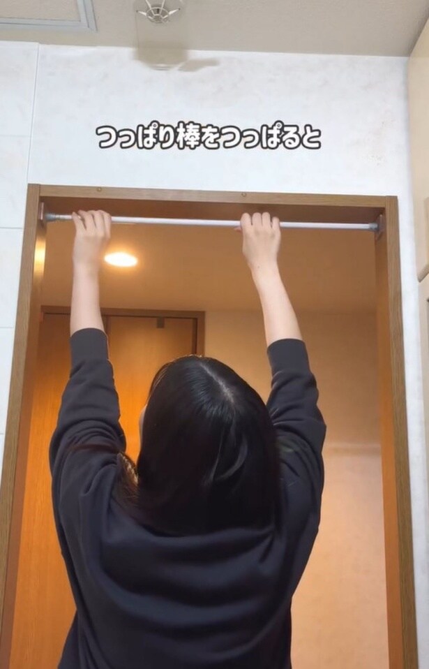 固定してくれる▶本の転倒防止に…(⇒次へ)