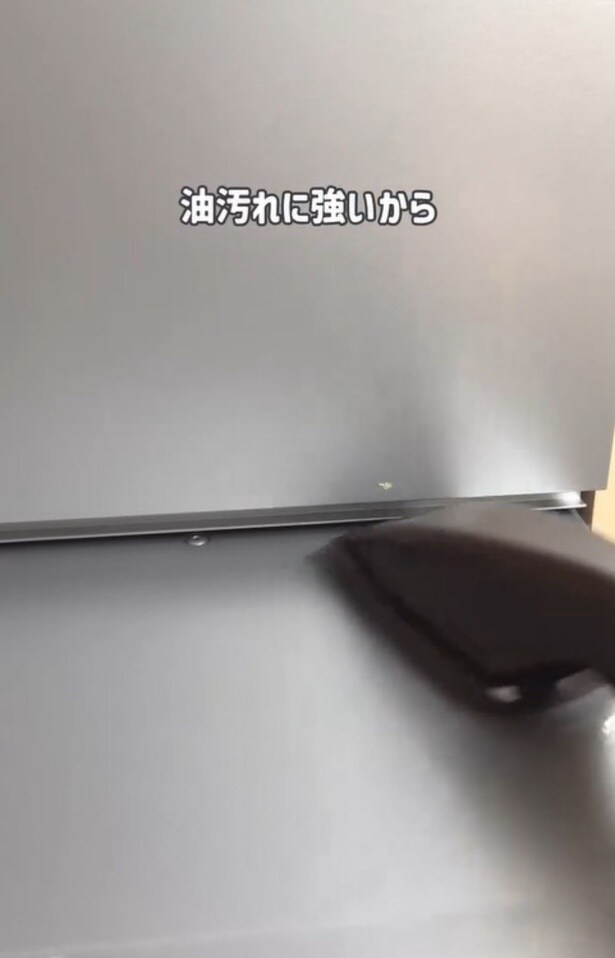 セスキ炭酸ソーダをブラシにスプレーしてなでる▶仕上げに水拭きすれば…(⇒次へ)