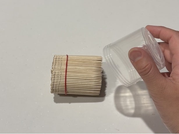 中身を取り出してみると輪ゴムの力でまとまっていました（▶次へ）