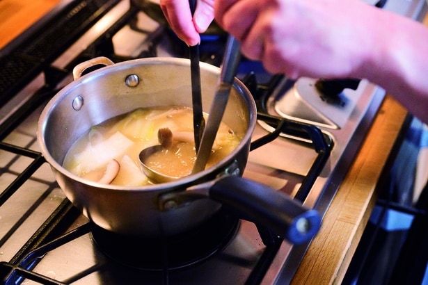 19:10 同時進行でみそ汁とご飯を準備